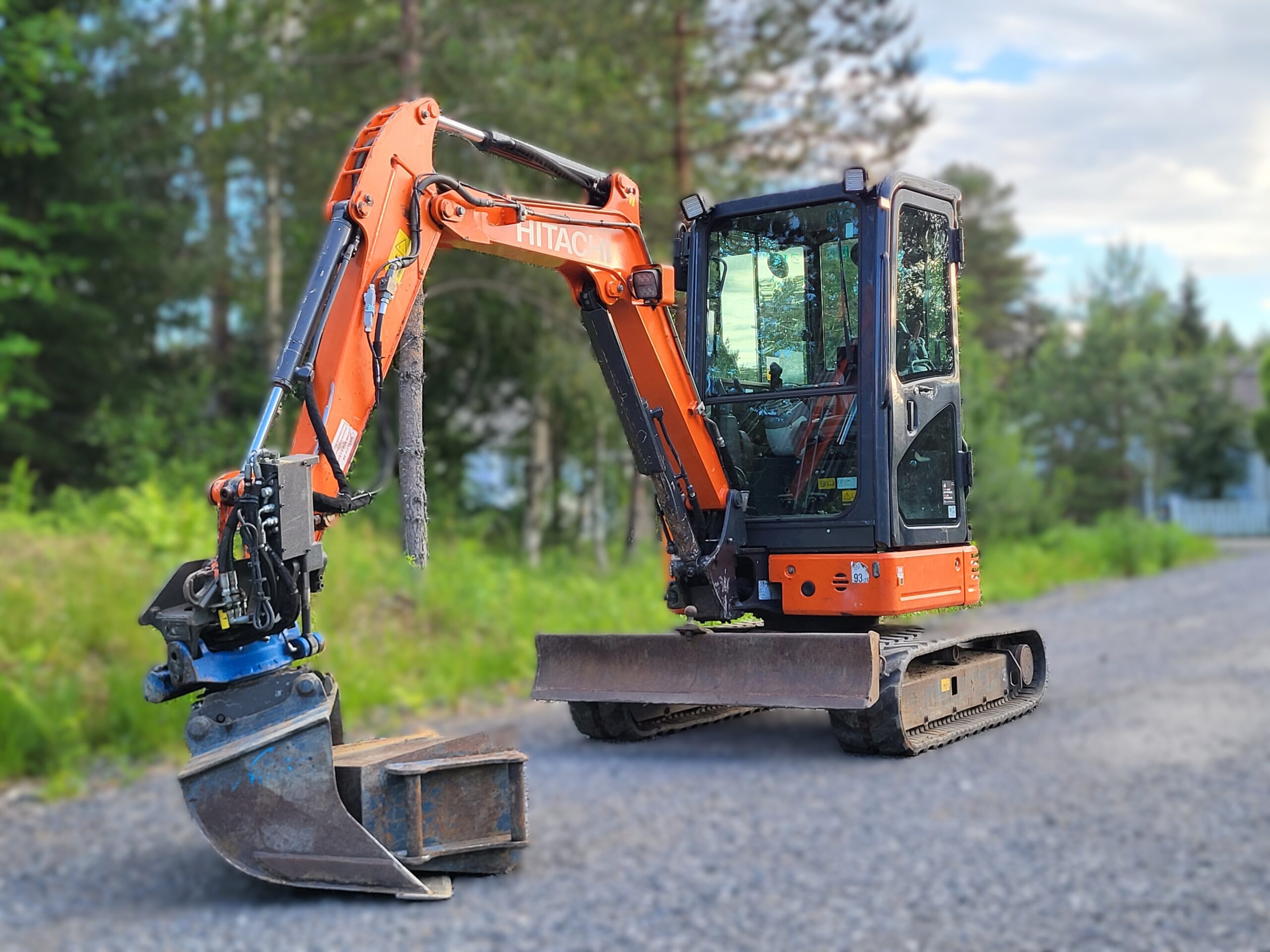 Hitachi ZX26U-5 minikaivuri kaivutyössä Oulun seudulla