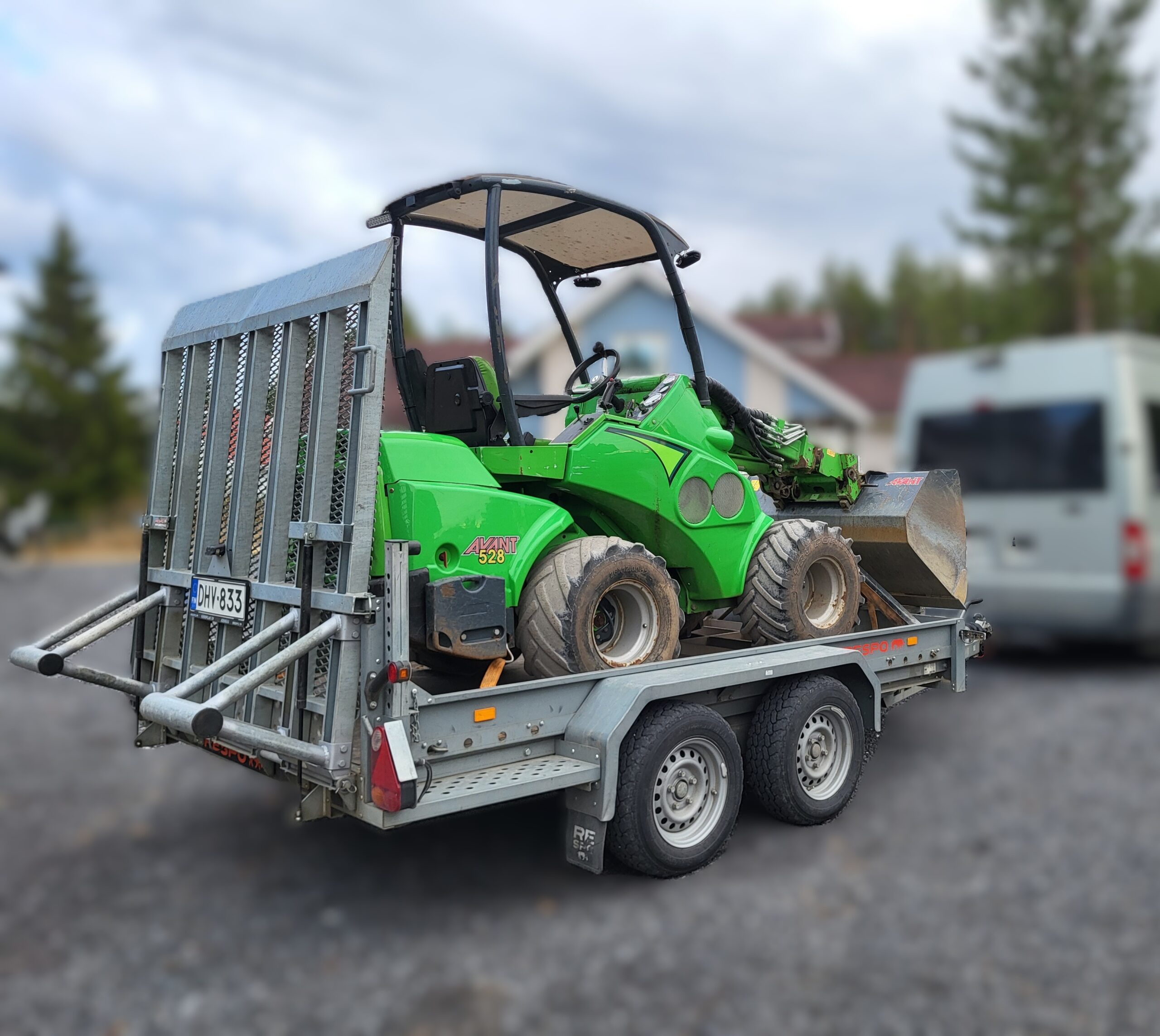 Avant 528 pienkuormaaja trailerilla vuokraukseen Oulussa